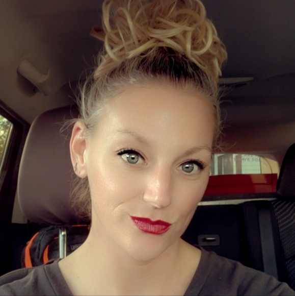 Meet your Posher, Christina - Picture 2 of 4